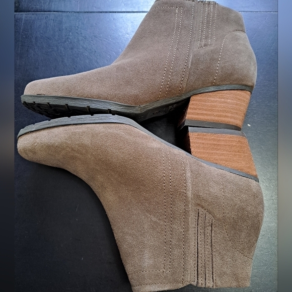 Blondo Chelsea Tan Suede Ankle Bootiel  Size 8.5 - Picture 9 of 12